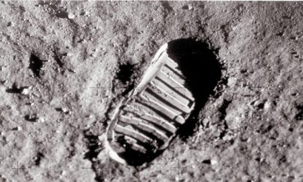 La NASA desecreta i dialoghi lunari di Armstrong