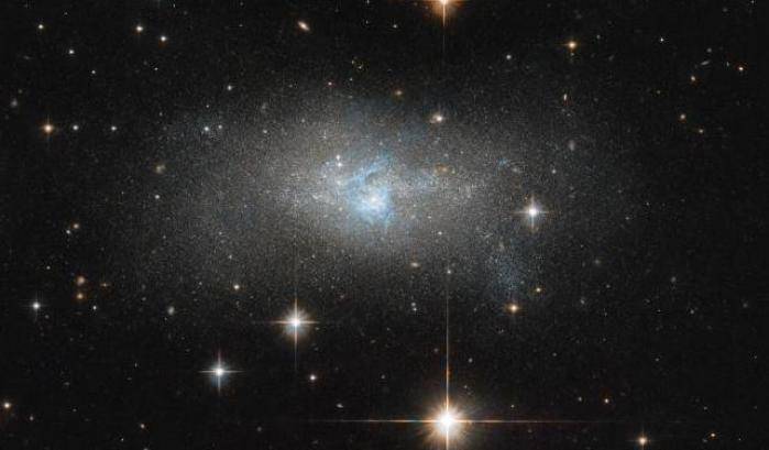 Una galassia in blu per Hubble