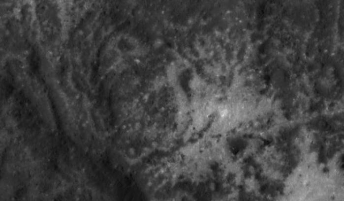 Dawn vola basso sul Cratere di Occator