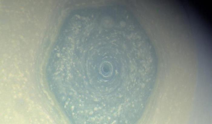 Coppia esagonale su Saturno