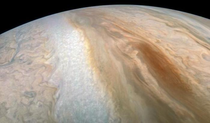 Juno, occhi puntati su una tempesta ovale