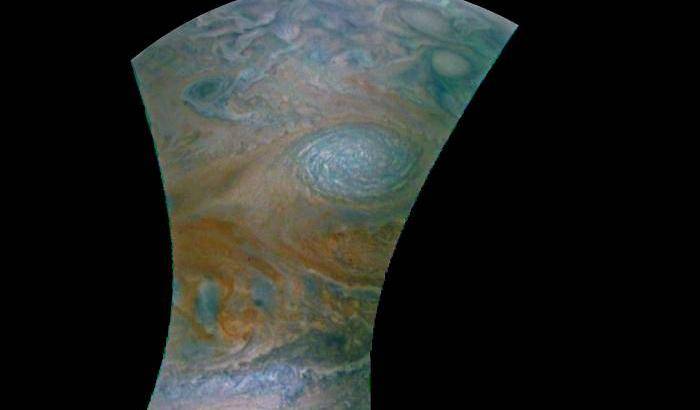 Tempesta anticiclonica su Giove