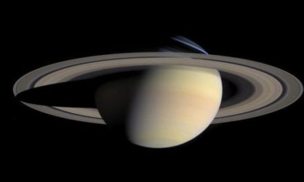 Il bizzarro campo magnetico di Saturno