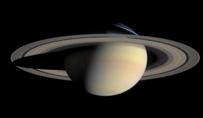 Il bizzarro campo magnetico di Saturno