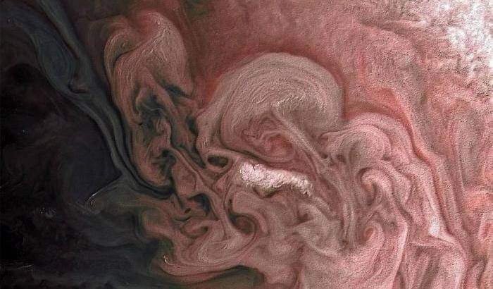 Sfumature rosa su Giove