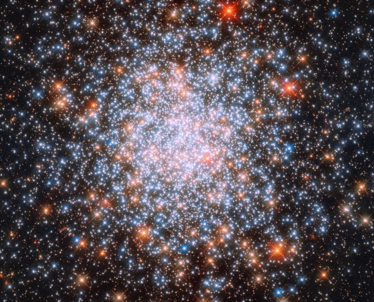 Un cluster ‘giovanile’ nel mirino di Hubble