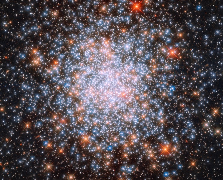 Un cluster ‘giovanile’ nel mirino di Hubble