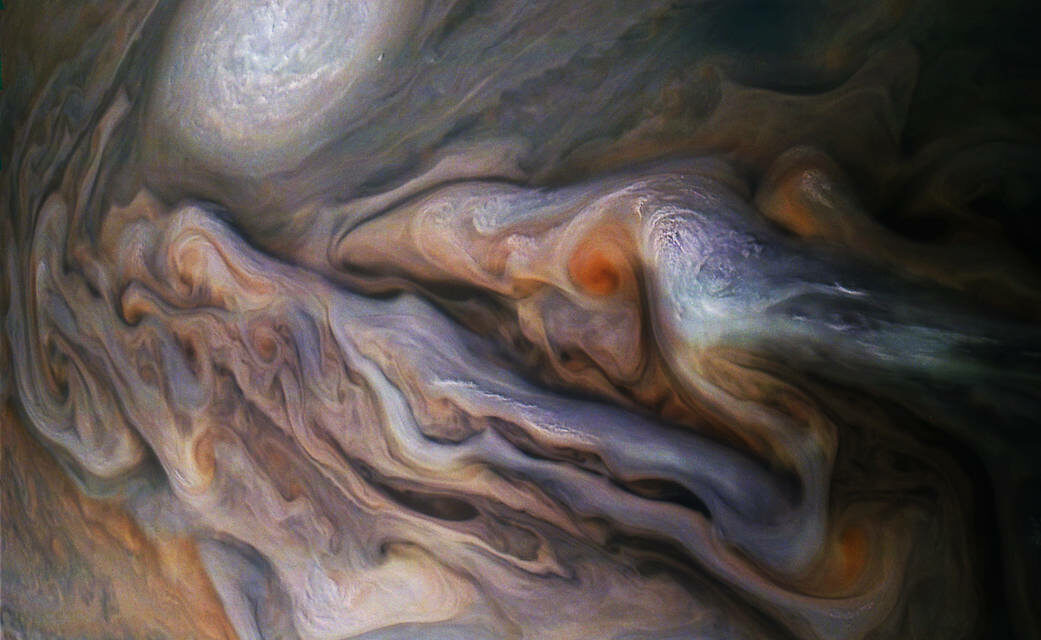 Nubi tumultuose nell’occhio di Juno