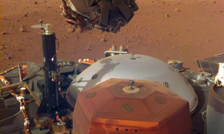 InSight distende il suo braccio robotico