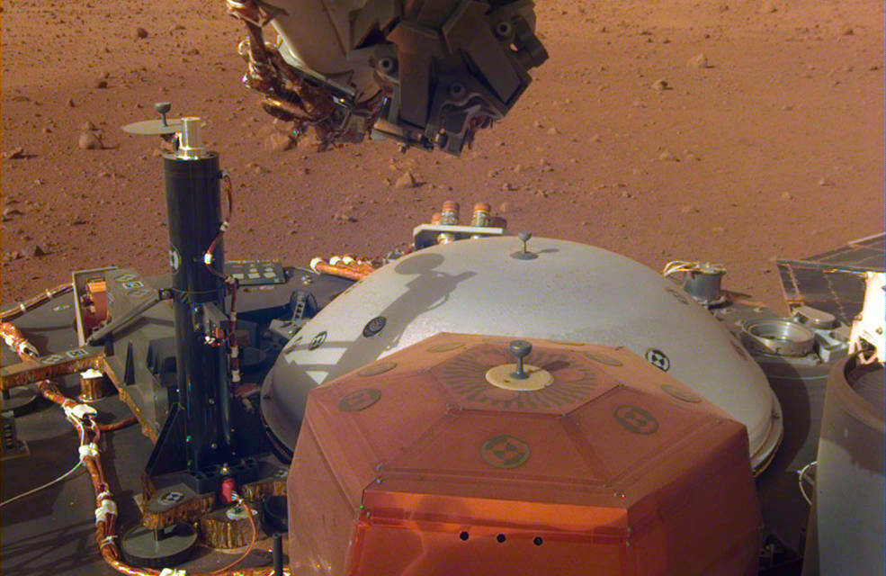 InSight distende il suo braccio robotico