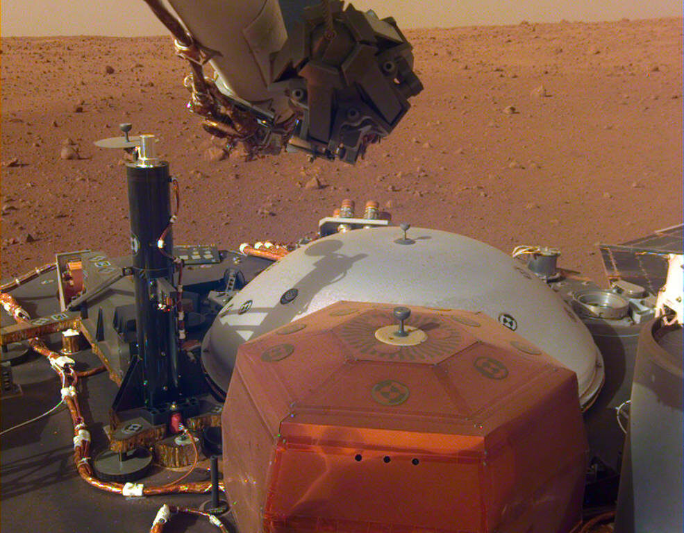 InSight distende il suo braccio robotico