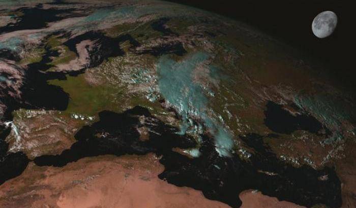 Alla luce della Luna per osservare la Terra