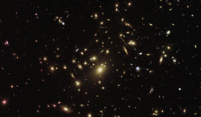 Effetto lente di ingrandimento per galassie