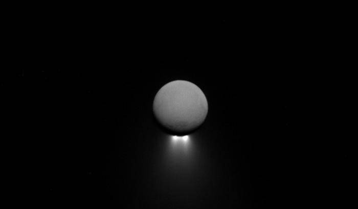 Encelado, geyser dalla luna