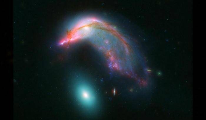 Hubble e Spitzer in tandem per Arp 142