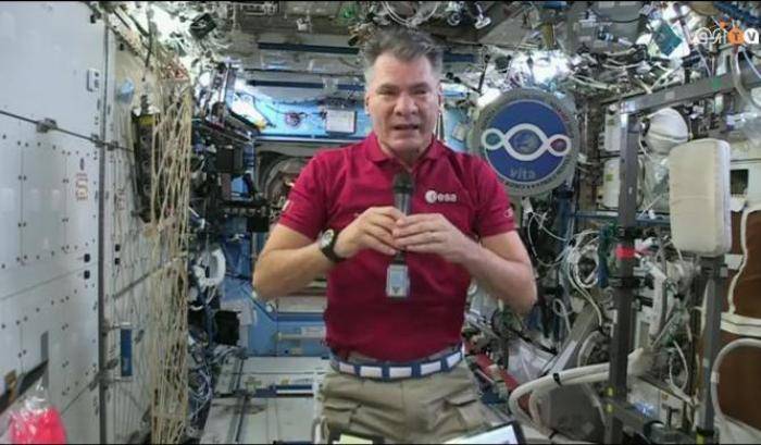 Nespoli nello spazio si diventa subito extraterrestri