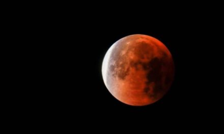 Eclissi lunare, ecco la spiegazione dei terrapiattisti