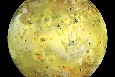 Io, le eruzioni vulcaniche e le nuvole di sodio