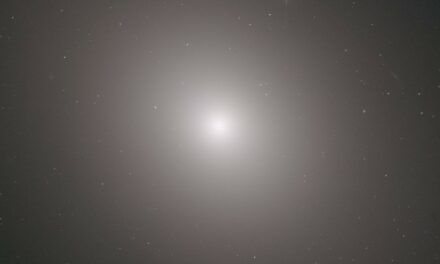 Hubble punta il cuore brillante di Messier 49