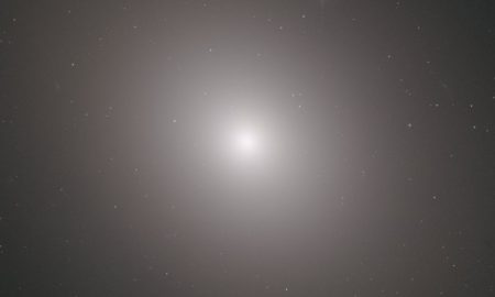 Hubble punta il cuore brillante di Messier 49