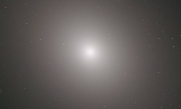 Hubble punta il cuore brillante di Messier 49