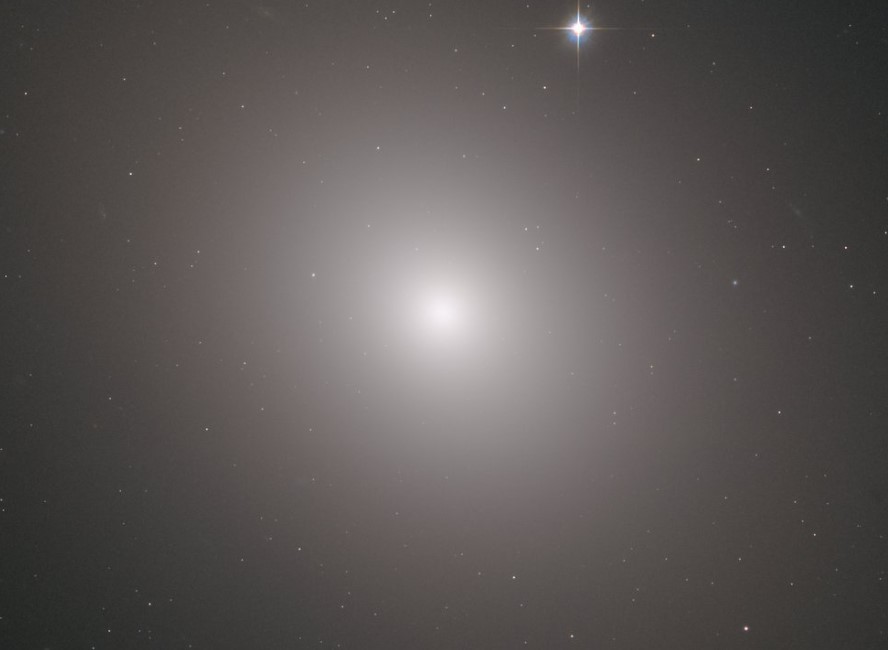 Hubble punta il cuore brillante di Messier 49
