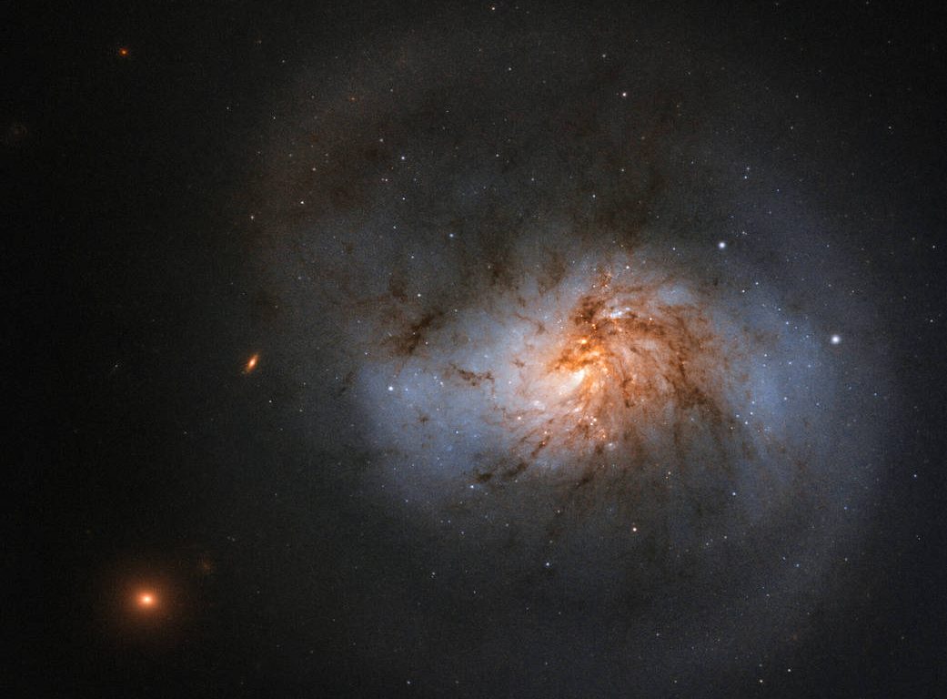 Hubble: galassia con polvere rossa in un click