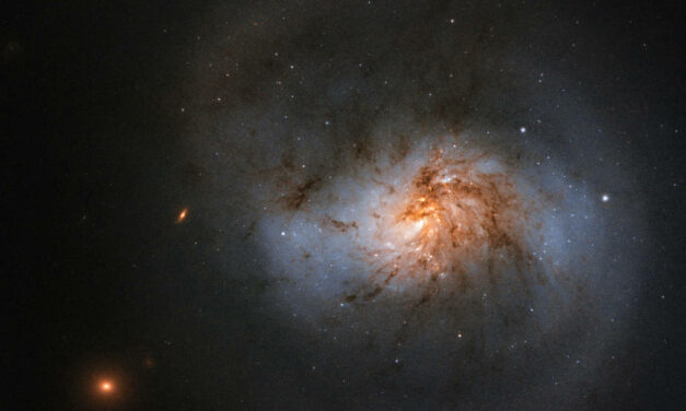 Hubble: galassia con polvere rossa in un click