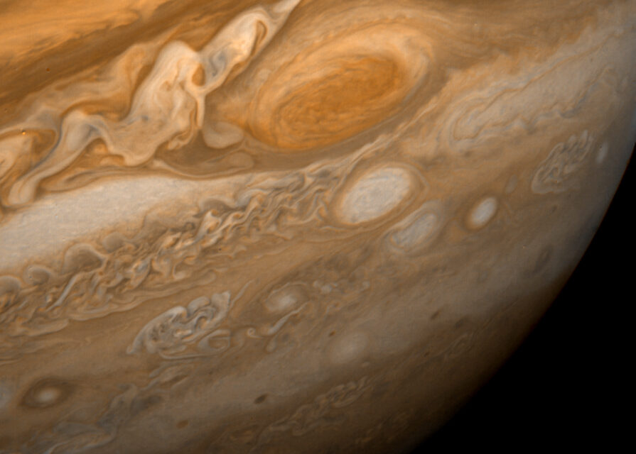 La macchia rossa di Giove fa stretching