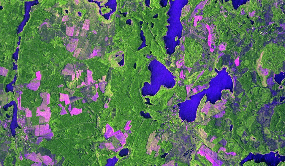 Immagine COSMO-SkyMed Second Generation, acquisita il 19 Febbraio 2020 alle ore 04:26:49 UTC sulla città di Wesenberg in Germania. La ripresa è stata fatta nella modalità Stripmap Dual Pol, a 3 metri di risoluzione. La combinazione delle differenti polarizzazioni utilizzate mette evidenza la differenza tra i laghi (le striature blu sono dovute al vento che increspa l’acqua), le diverse zone boschive (in verde) e i campi agricoli o a pascolo (in rosa/ violetto). A questo si aggiunge il dettaglio tipico delle immagini radar COSMO-SkyMed che permettono di vedere le strutture geometriche del territorio, come strade, abitazioni e altre strutture antropiche. COSMO-SkyMed Second Generation © ASI. Processed and distributed by e-GEOS