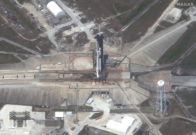 Scatto dallo spazio per Falcon 9 e Crew Dragon