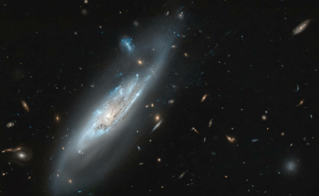 Una galassia spettrale nell’obiettivo di Hubble