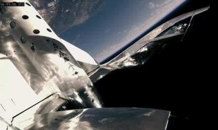 Virgin Galactic: i turisti spaziali dovranno aspettare il 2021