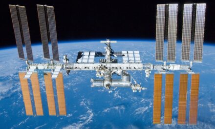 Detrito schivato per la Iss