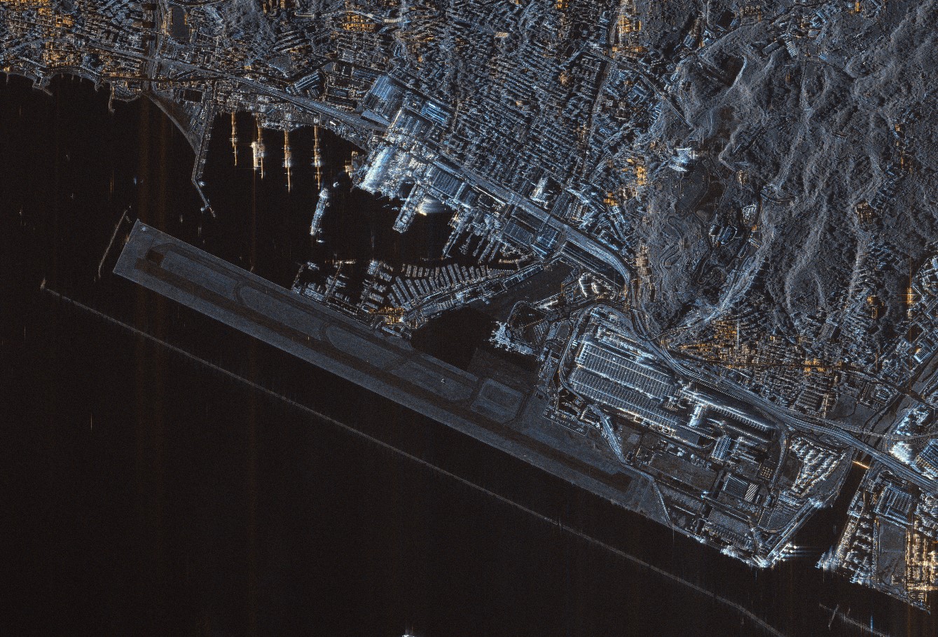 L'immagine soprastante ritrae l'aeroporto di Genova. L'immagine principale, in alto, ritrae il Louvre di Parigi. Crediti: ASI/e-Geos