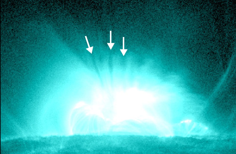 Sole, eruzioni che vanno e flussi che vengono: nessun magnetismo