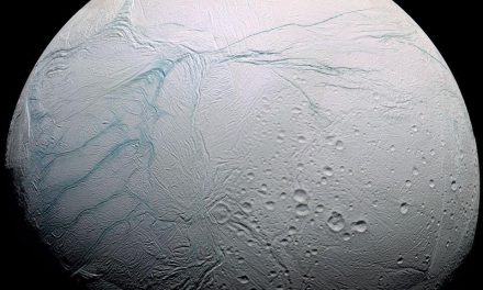 Le eruzioni su Encelado spiegate con i dati della sonda Cassini