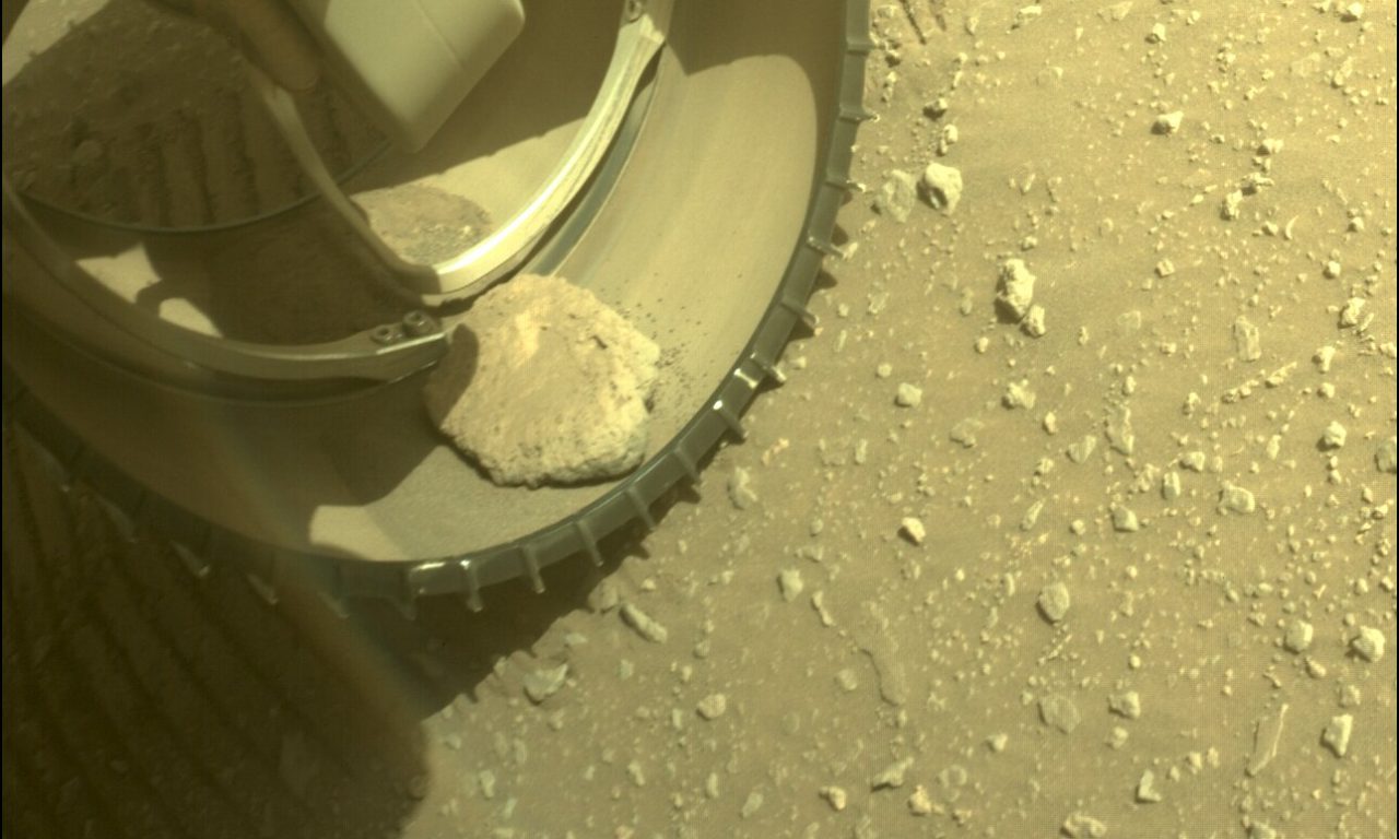 Roccia incastrata in una ruota di Perseverance