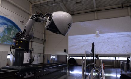 Roberto Vittori simula un atterraggio critico sul Polo Sud della Luna