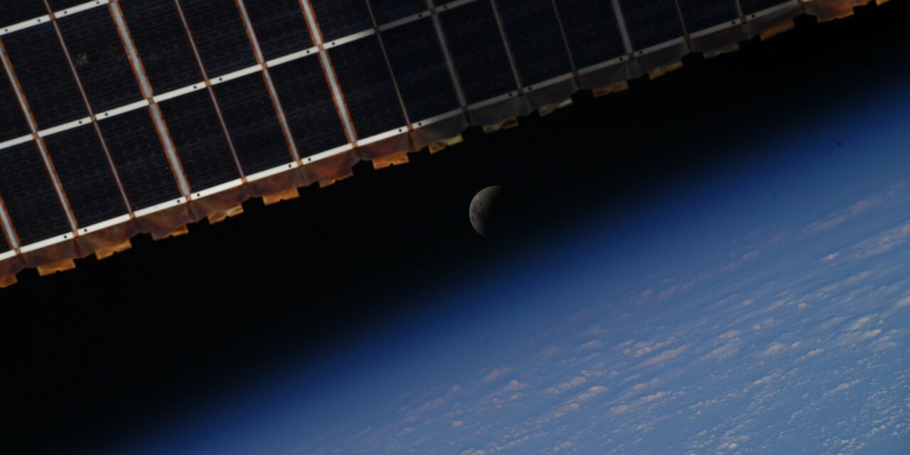 Fotoreporter Samantha: eclissi lunare dalla ISS