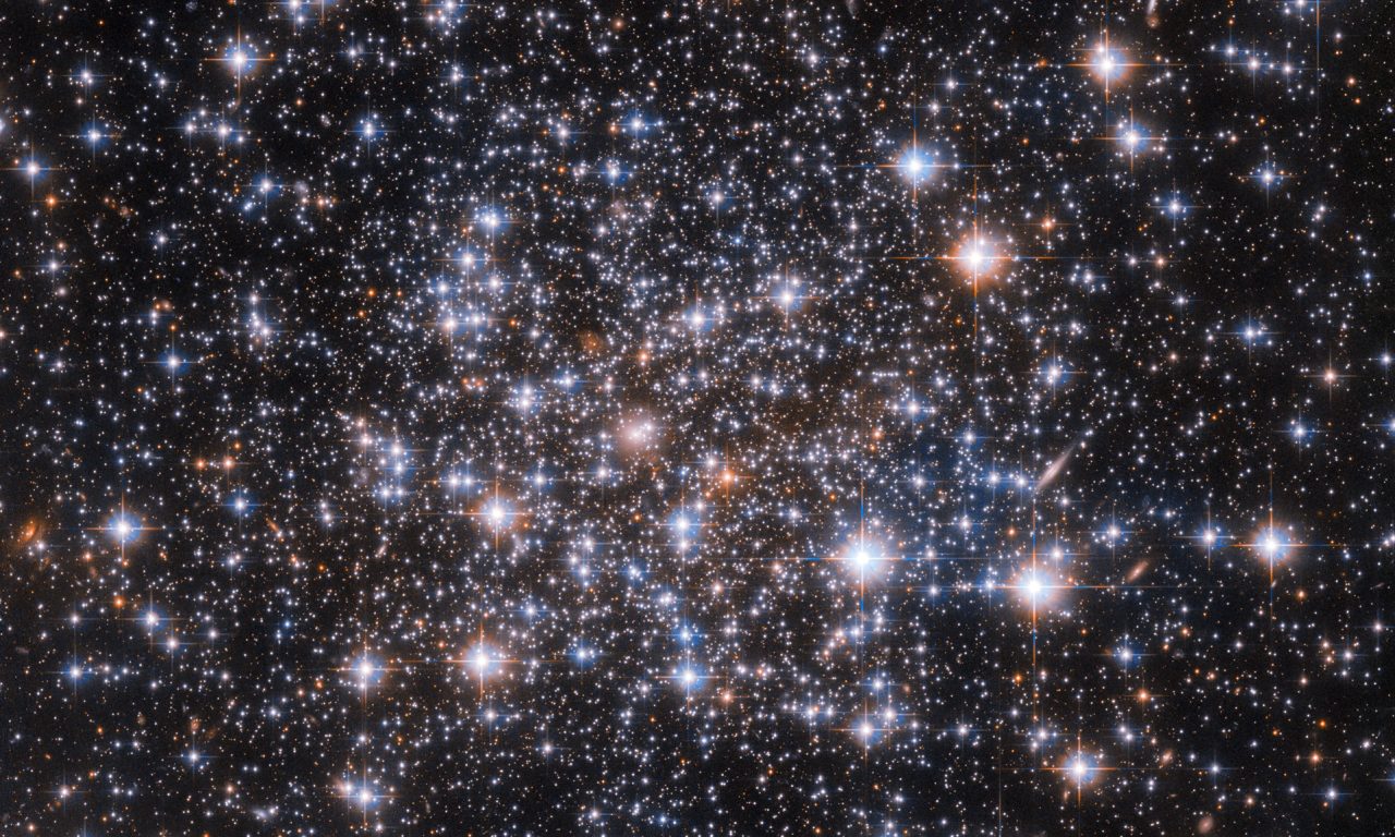 Un cluster enigmatico per Hubble