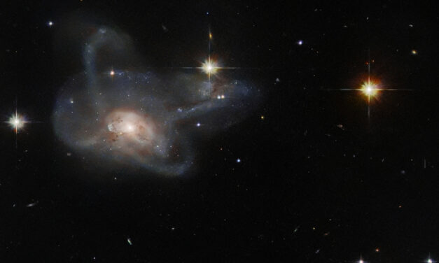 Insolita fusione di galassie a più braccia catturata da Hubble