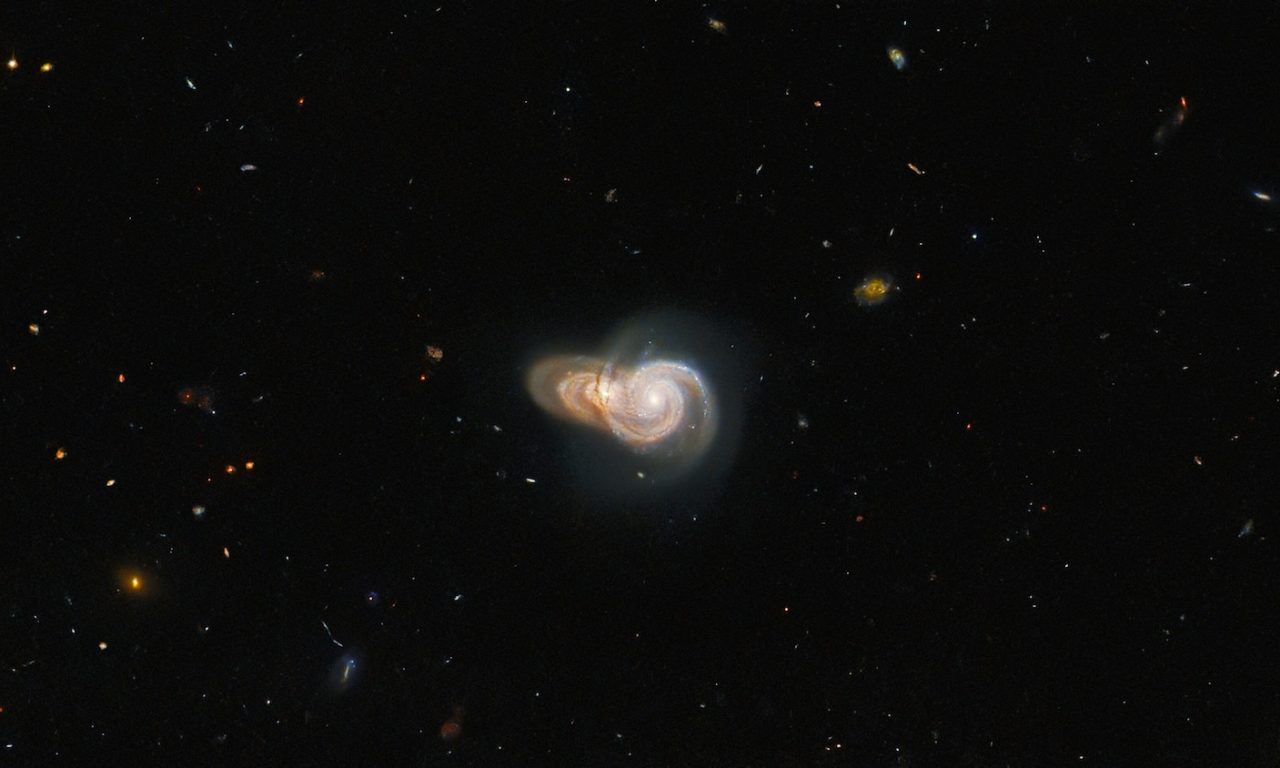 Galassie sovrapposte nel mirino di Hubble