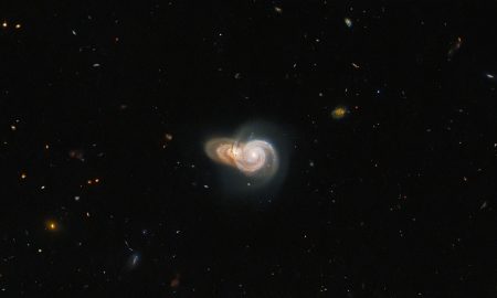 Galassie sovrapposte nel mirino di Hubble