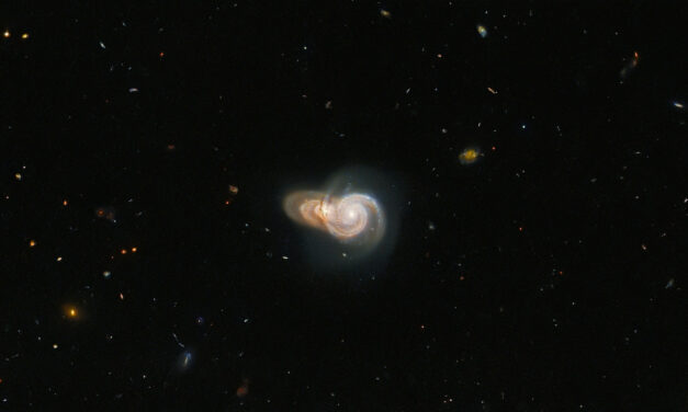Galassie sovrapposte nel mirino di Hubble
