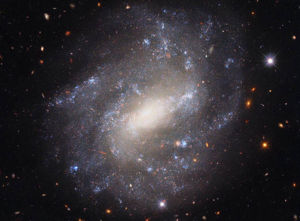 Una galassia solitaria nel mirino di Hubble