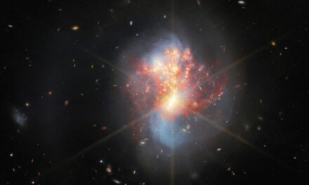 Webb ammira la fusione di due galassie luminose