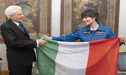 AstroSamantha ha restituito il Tricolore al Presidente Mattarella