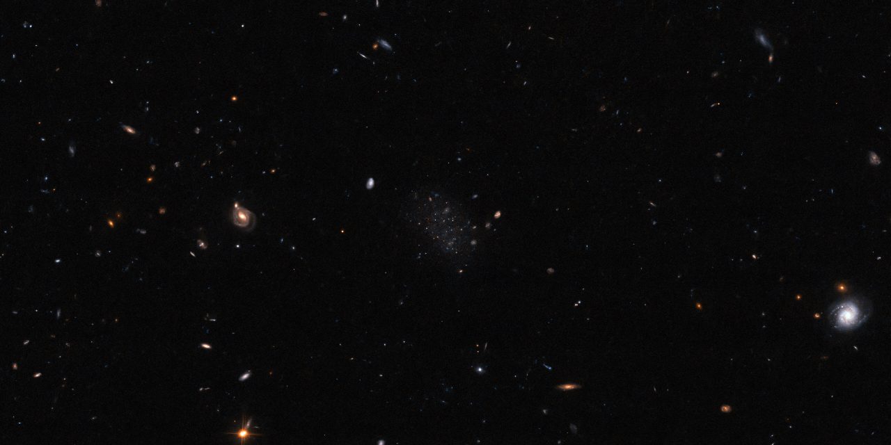 Lo sguardo di Hubble su una galassia invisibile o quasi