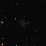 Lo sguardo di Hubble su una galassia invisibile o quasi